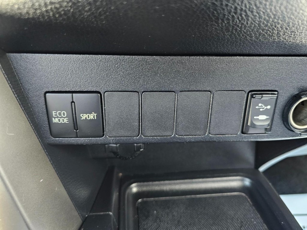 Toyota RAV4 Vehicle Full-screen Gallery Image 30