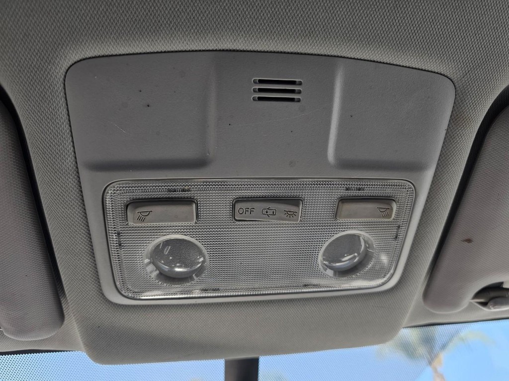 Toyota RAV4 Vehicle Full-screen Gallery Image 32