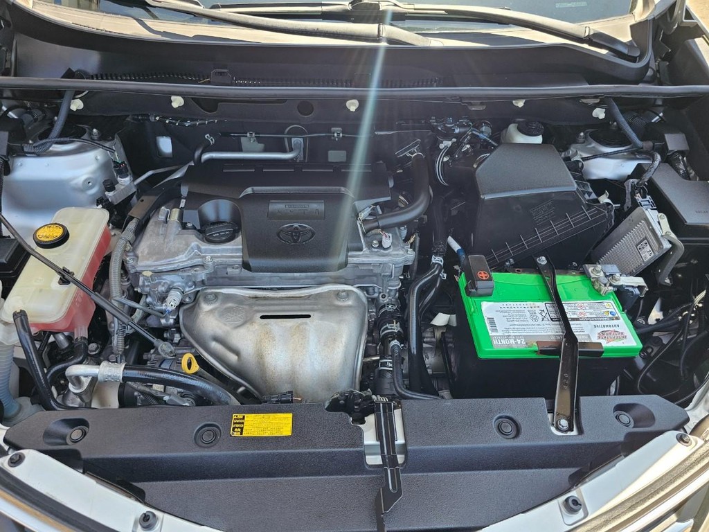 Toyota RAV4 Vehicle Full-screen Gallery Image 35