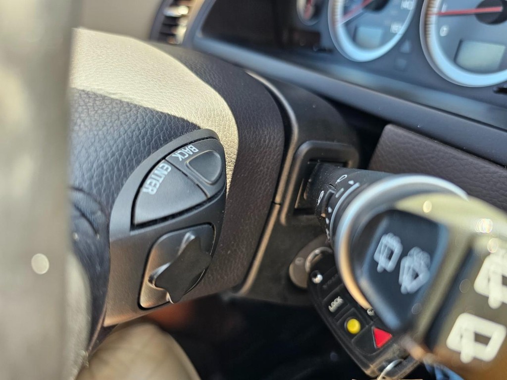 Volvo XC90 3.2 Premier Plus Vehicle Full-screen Gallery Image 25
