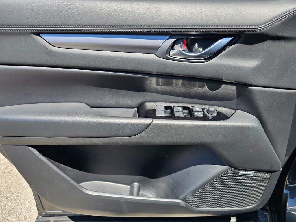 Mazda CX-5 Vehicle Full-screen Gallery Image 19