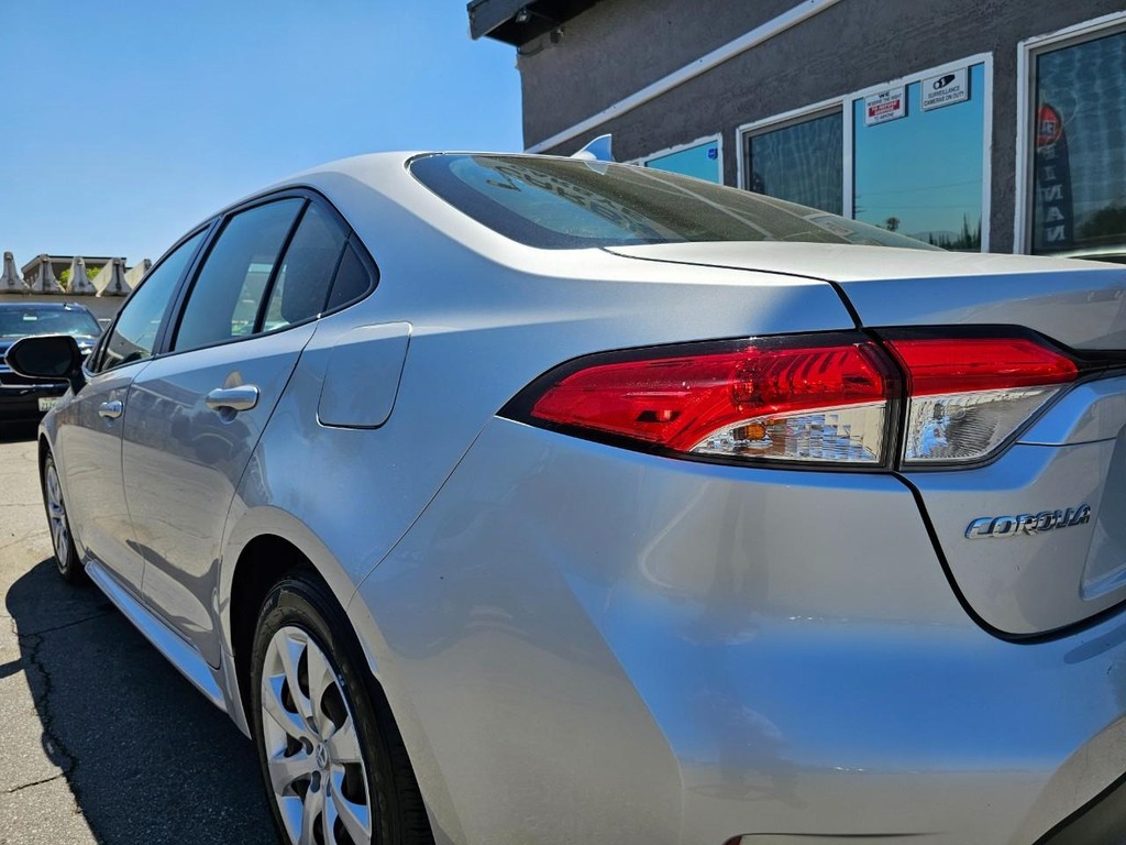 Toyota Corolla Vehicle Full-screen Gallery Image 12