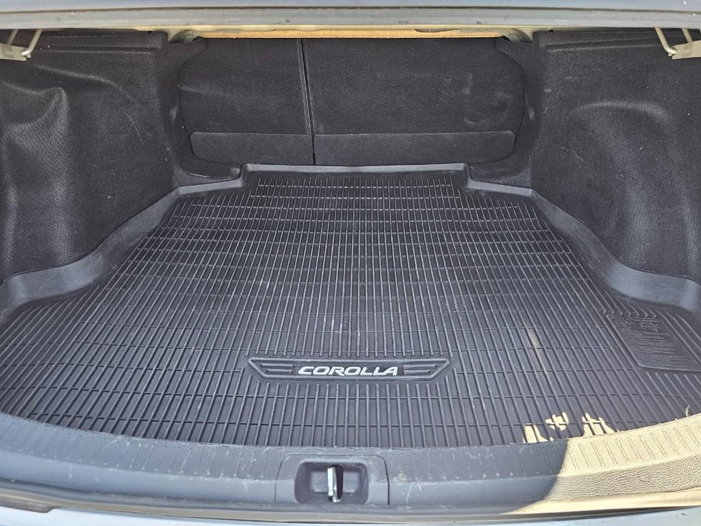 Toyota Corolla Vehicle Full-screen Gallery Image 33