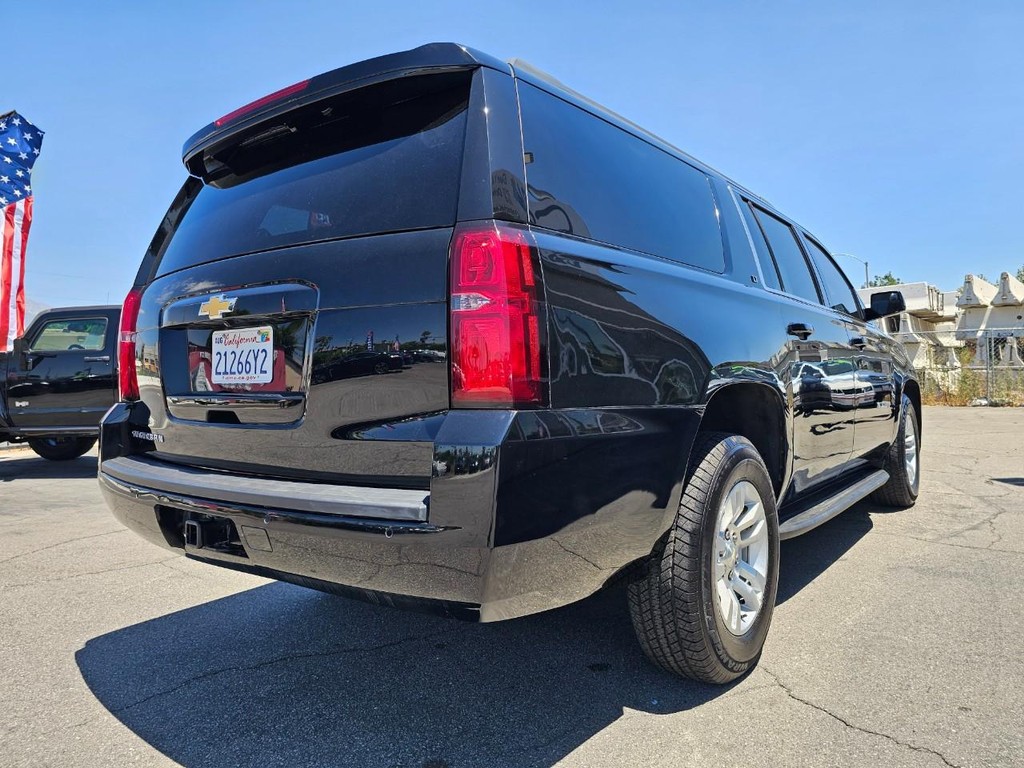 Chevrolet Suburban Vehicle Full-screen Gallery Image 6
