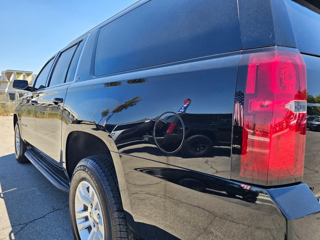 Chevrolet Suburban Vehicle Full-screen Gallery Image 12