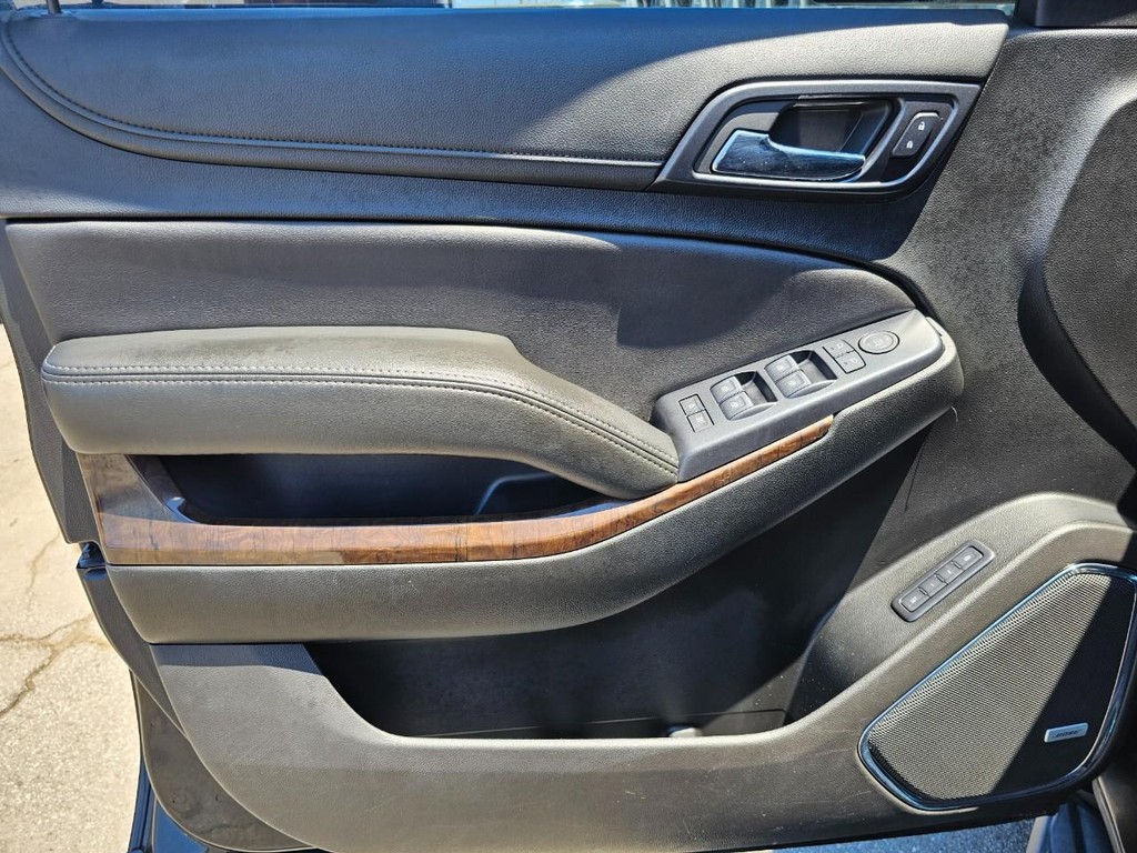 Chevrolet Suburban Vehicle Full-screen Gallery Image 19