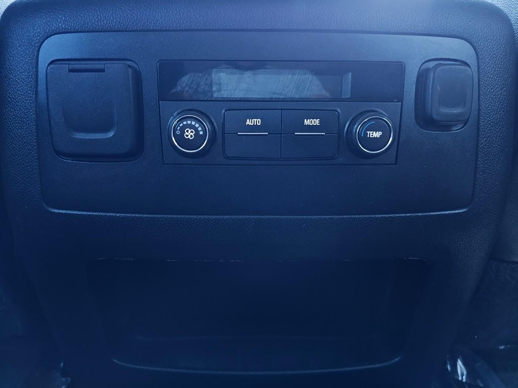 Chevrolet Suburban Vehicle Full-screen Gallery Image 25