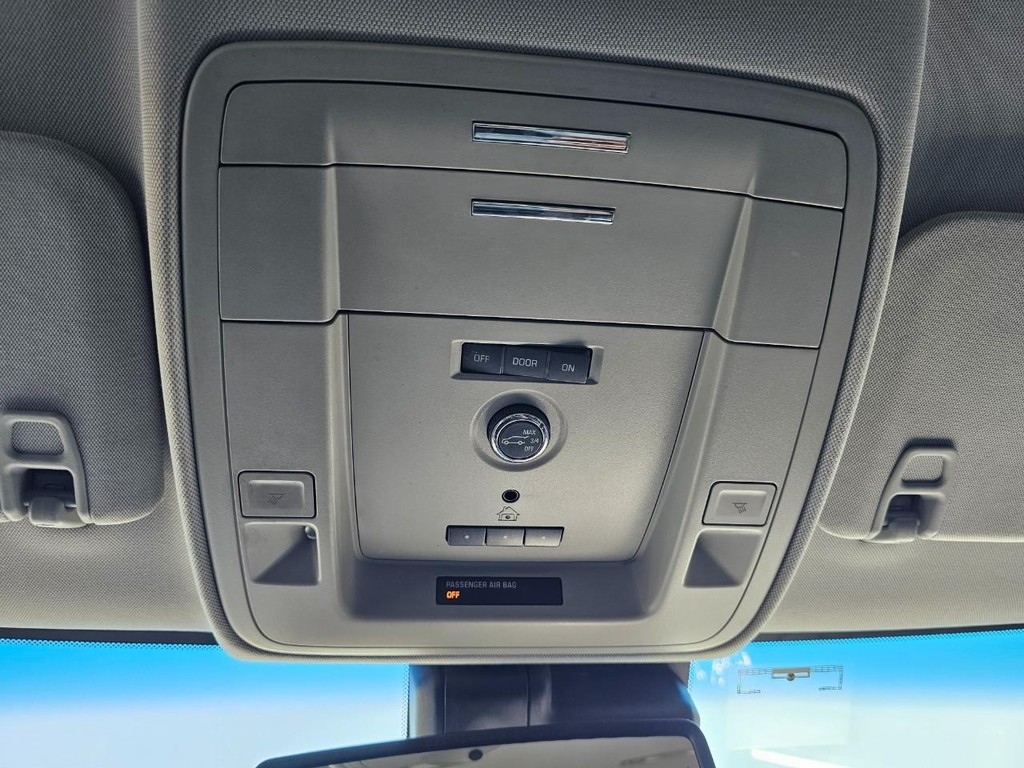 Chevrolet Suburban Vehicle Full-screen Gallery Image 33