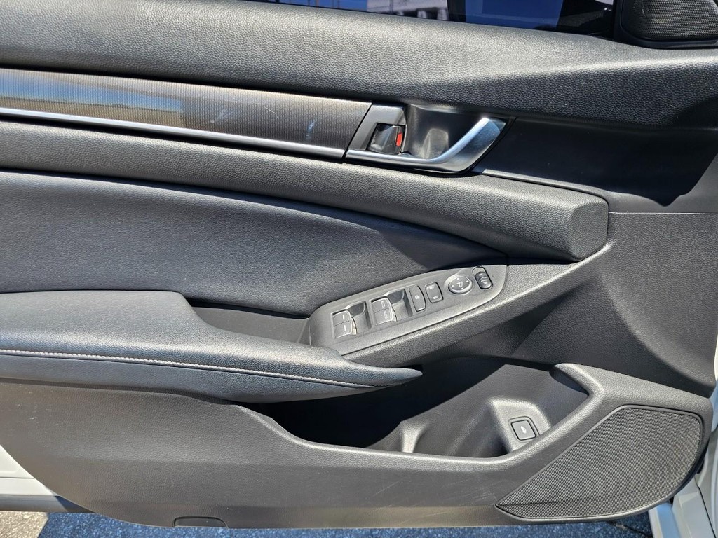 Honda Accord Sedan Vehicle Full-screen Gallery Image 17