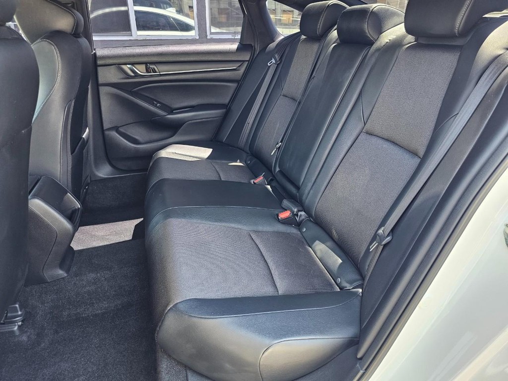 Honda Accord Sedan Vehicle Full-screen Gallery Image 23