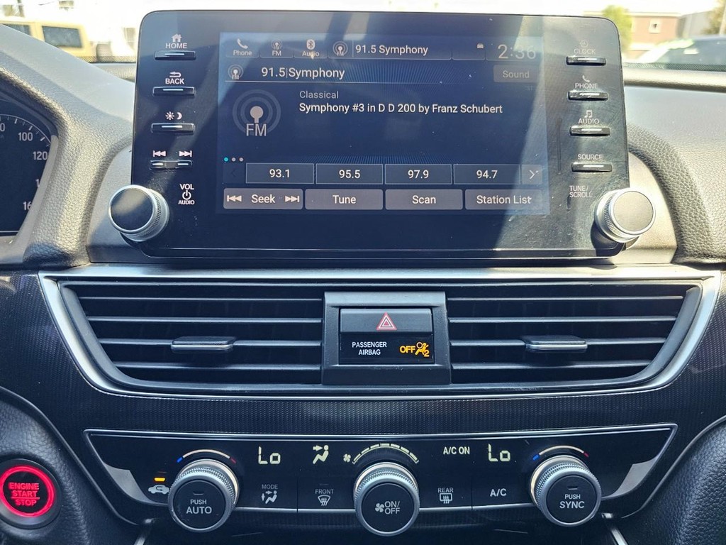 Honda Accord Sedan Vehicle Full-screen Gallery Image 29