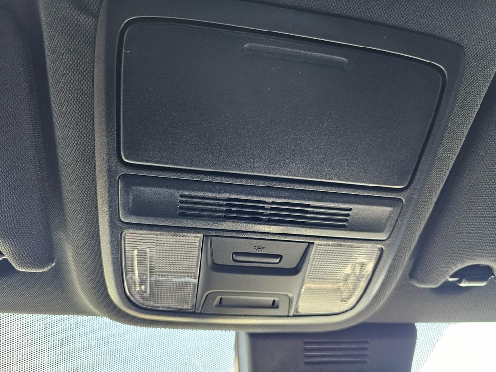 Honda Accord Sedan Vehicle Full-screen Gallery Image 31