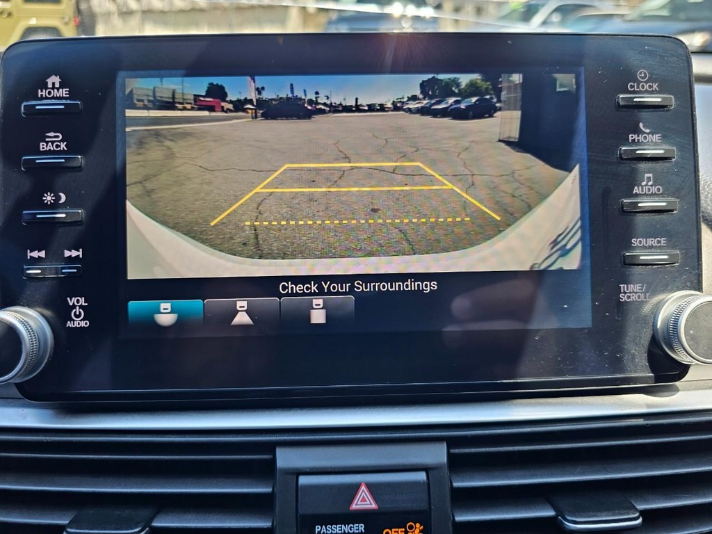 Honda Accord Sedan Vehicle Full-screen Gallery Image 32