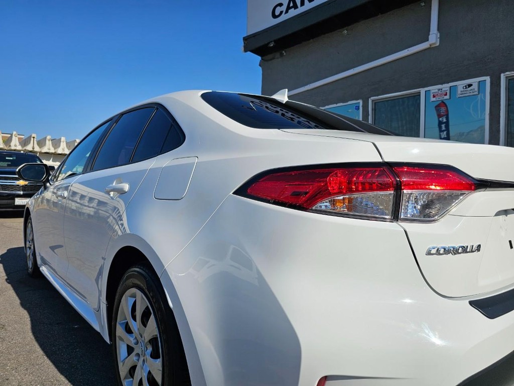 Toyota Corolla Vehicle Full-screen Gallery Image 12