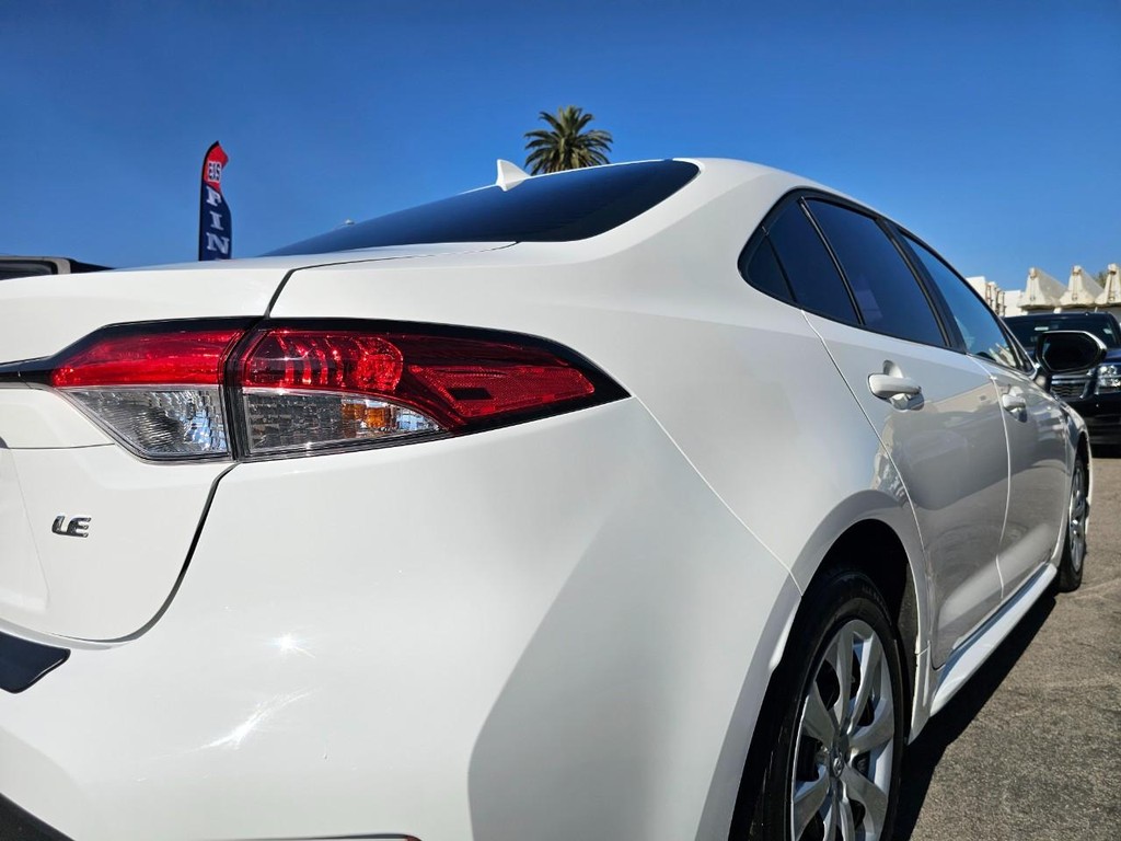 Toyota Corolla Vehicle Full-screen Gallery Image 13