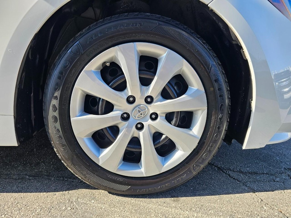 Toyota Corolla Vehicle Full-screen Gallery Image 15