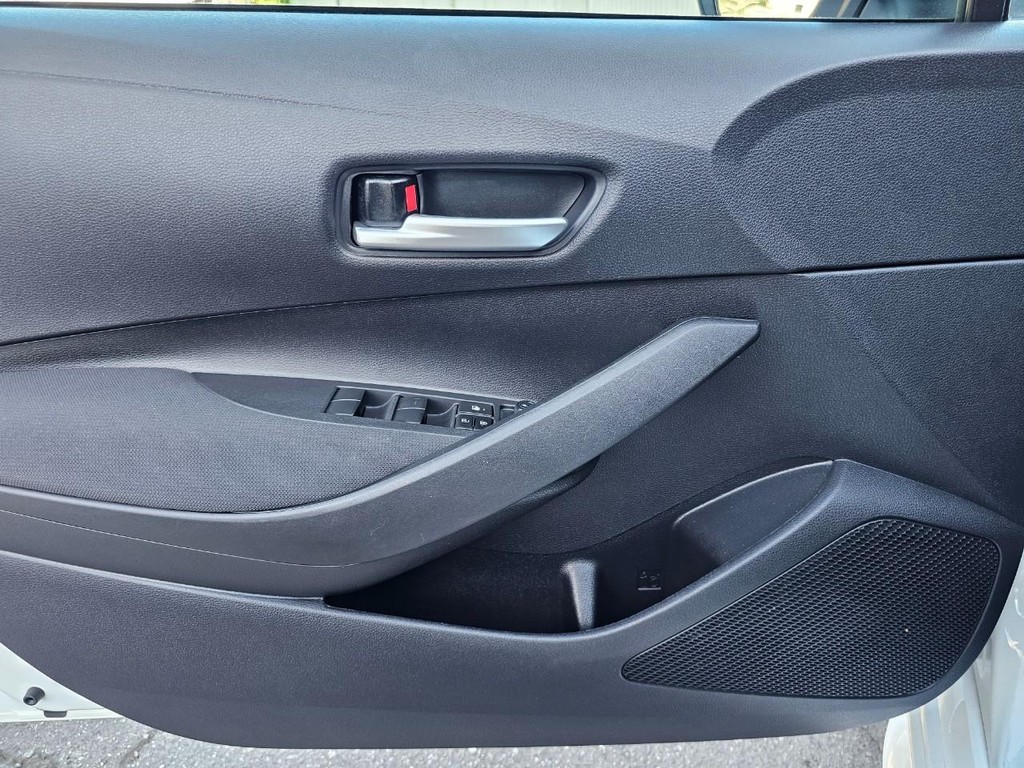 Toyota Corolla Vehicle Full-screen Gallery Image 16