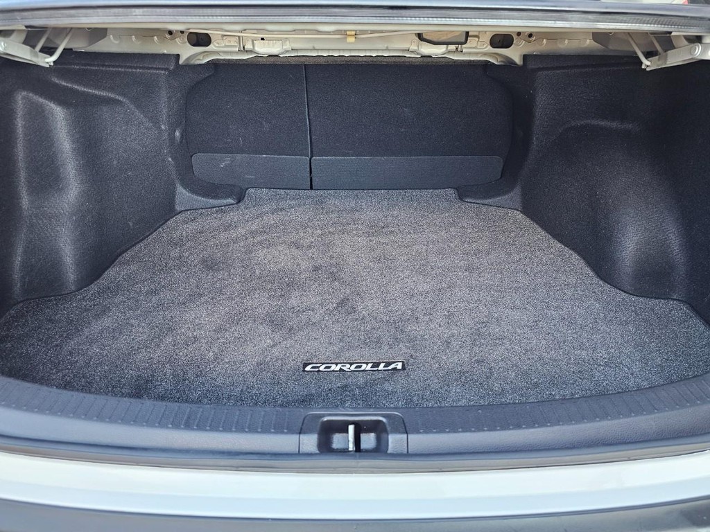 Toyota Corolla Vehicle Full-screen Gallery Image 33