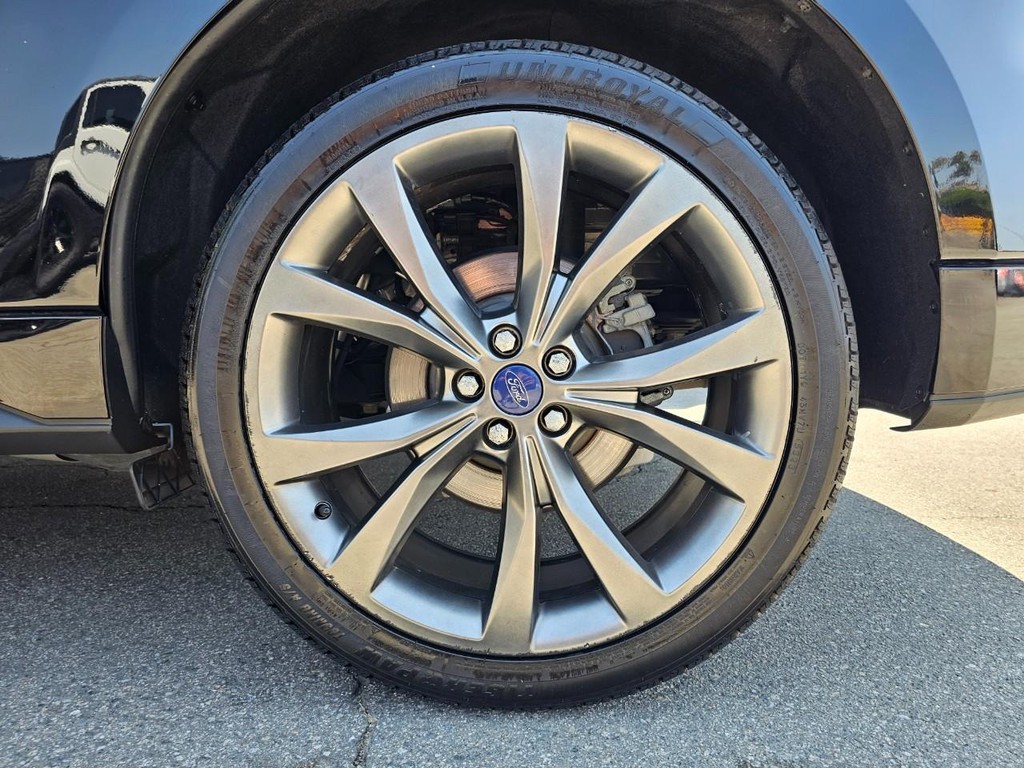 Ford Edge Vehicle Full-screen Gallery Image 15