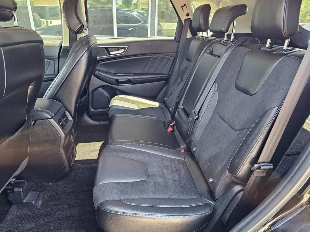 Ford Edge Vehicle Full-screen Gallery Image 22