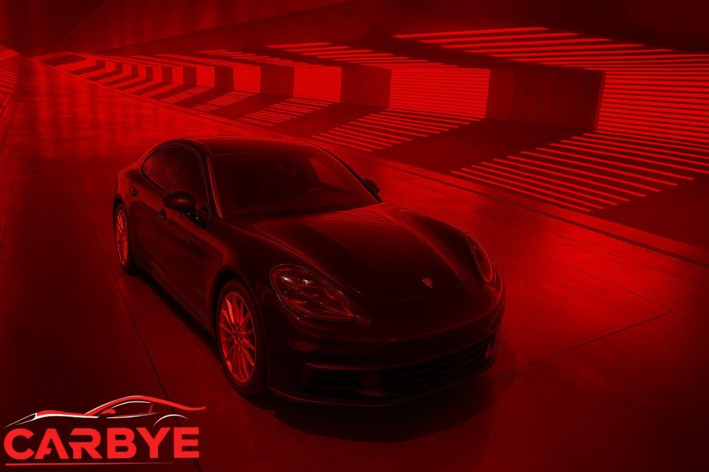 Porsche Panamera Vehicle Full-screen Gallery Image 3