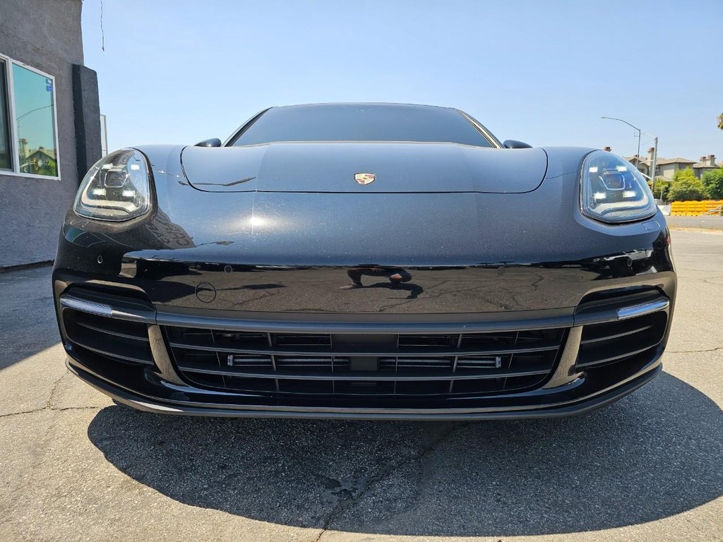 Porsche Panamera Vehicle Full-screen Gallery Image 10
