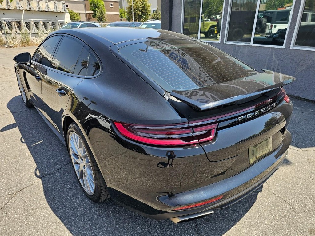 Porsche Panamera Vehicle Full-screen Gallery Image 13