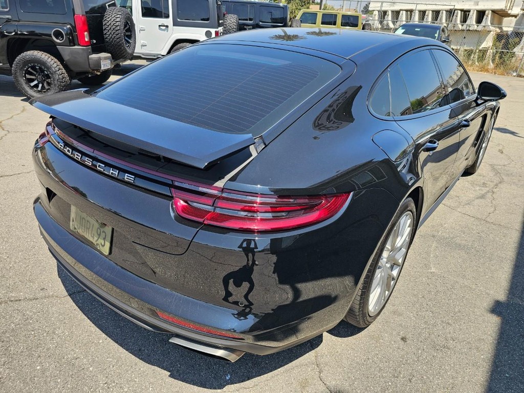 Porsche Panamera Vehicle Full-screen Gallery Image 15