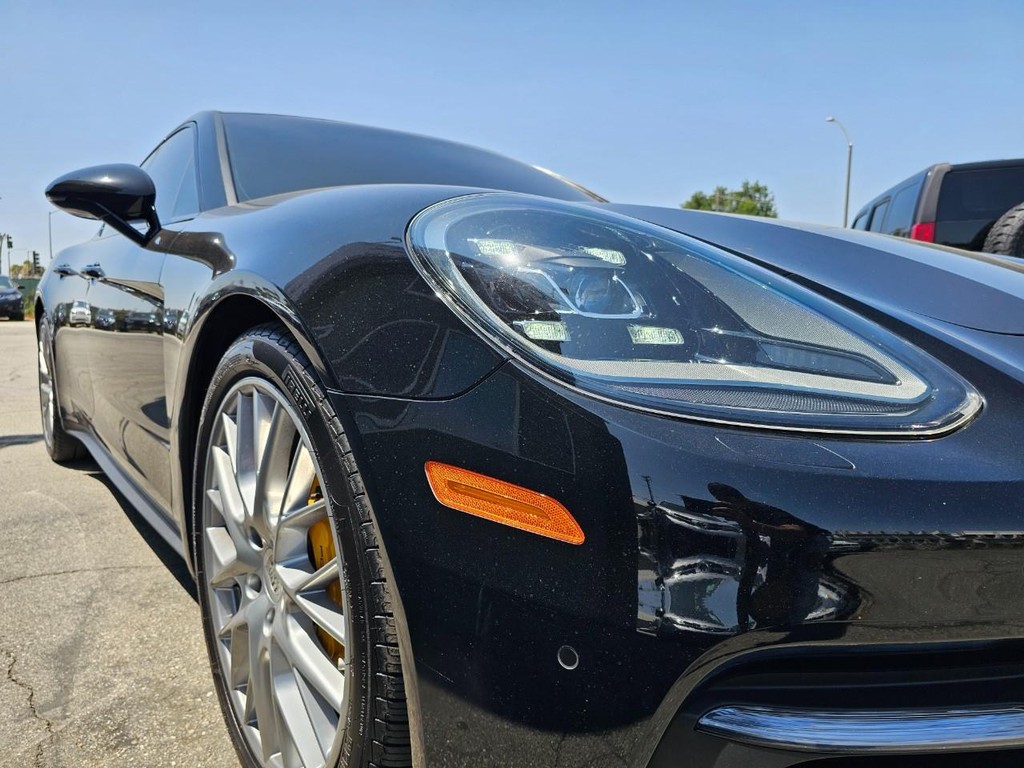 Porsche Panamera Vehicle Full-screen Gallery Image 18