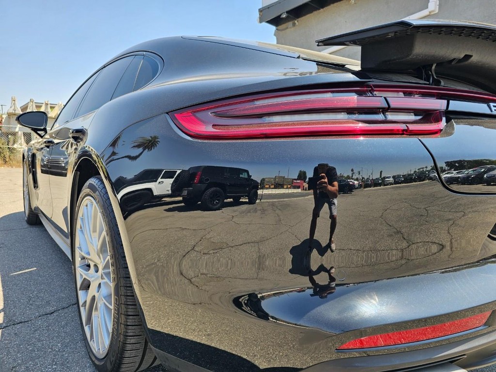 Porsche Panamera Vehicle Full-screen Gallery Image 20