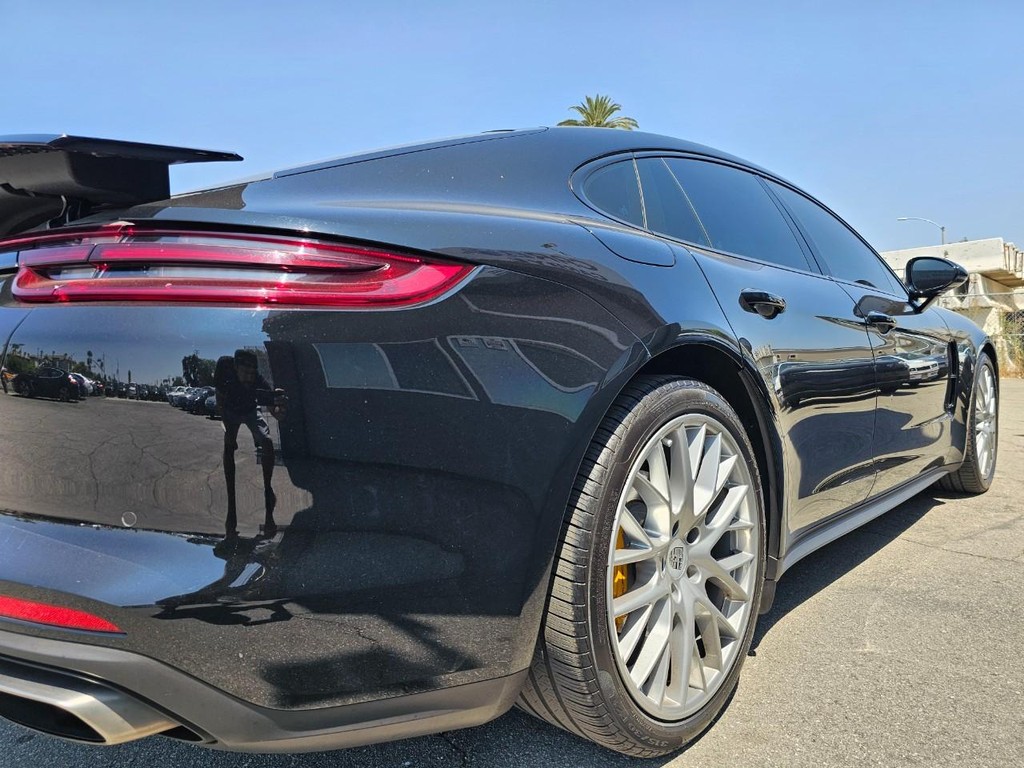 Porsche Panamera Vehicle Full-screen Gallery Image 21