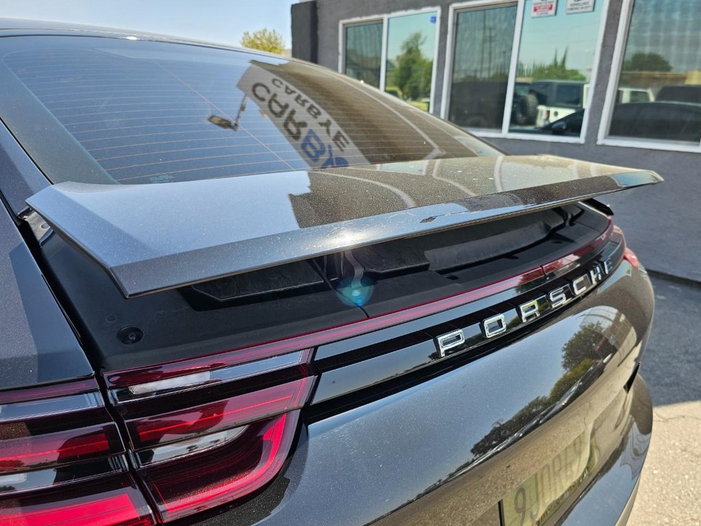 Porsche Panamera Vehicle Full-screen Gallery Image 23