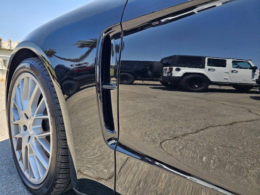 Porsche Panamera Vehicle Full-screen Gallery Image 24