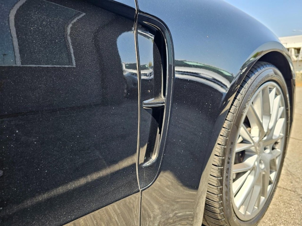 Porsche Panamera Vehicle Full-screen Gallery Image 25