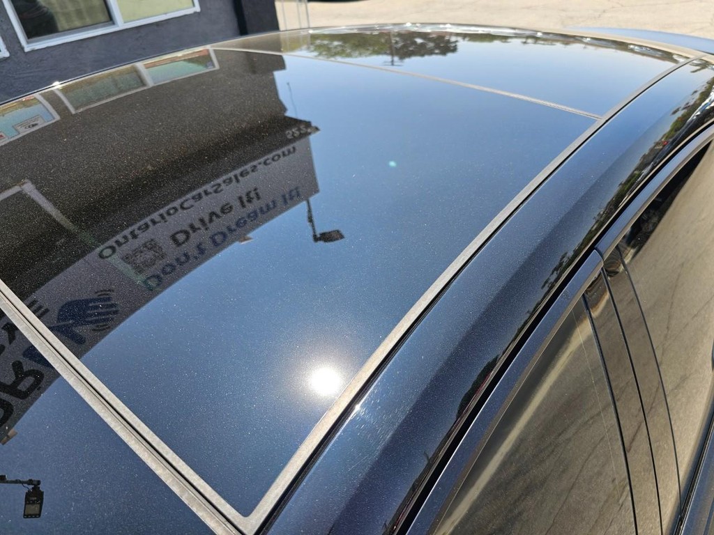 Porsche Panamera Vehicle Full-screen Gallery Image 26