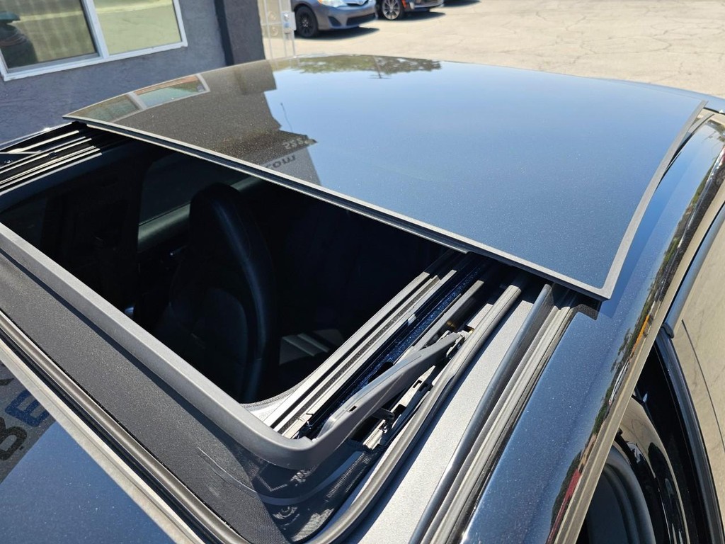Porsche Panamera Vehicle Full-screen Gallery Image 27