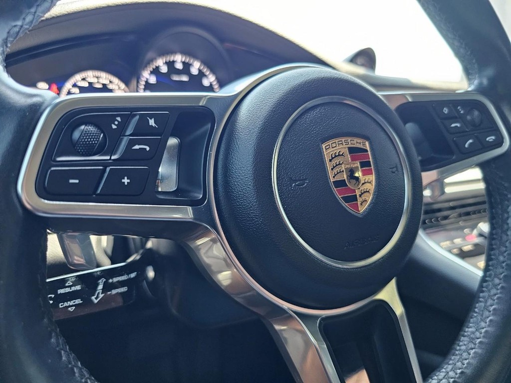Porsche Panamera Vehicle Full-screen Gallery Image 33