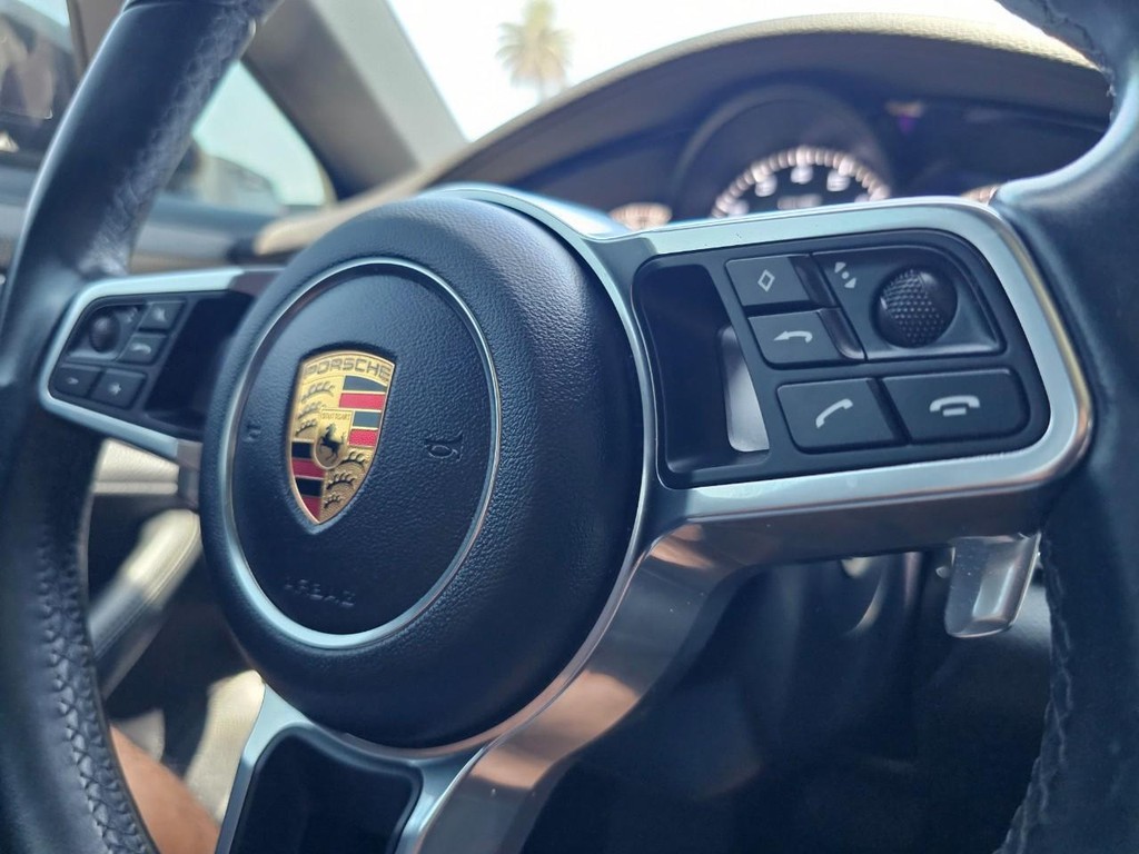 Porsche Panamera Vehicle Full-screen Gallery Image 34