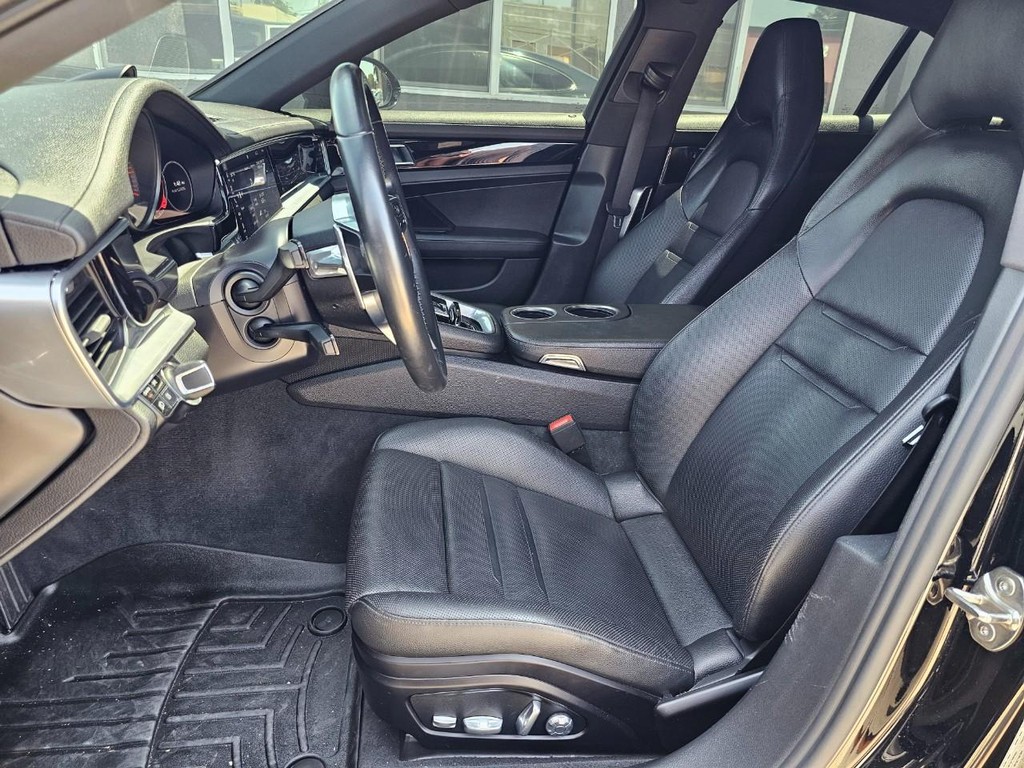 Porsche Panamera Vehicle Full-screen Gallery Image 35