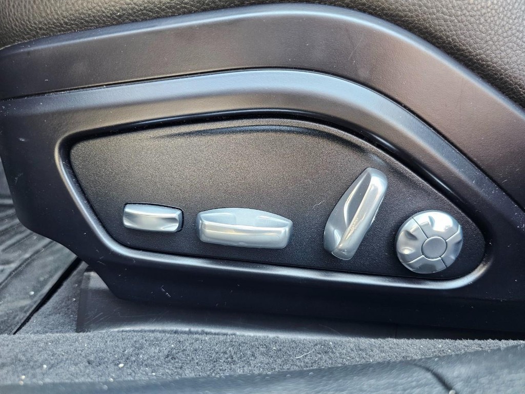 Porsche Panamera Vehicle Full-screen Gallery Image 36