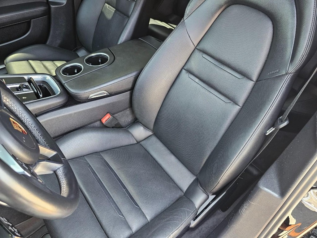 Porsche Panamera Vehicle Full-screen Gallery Image 37