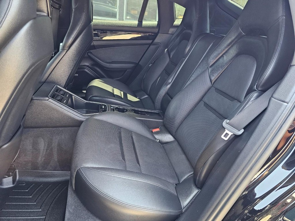 Porsche Panamera Vehicle Full-screen Gallery Image 38