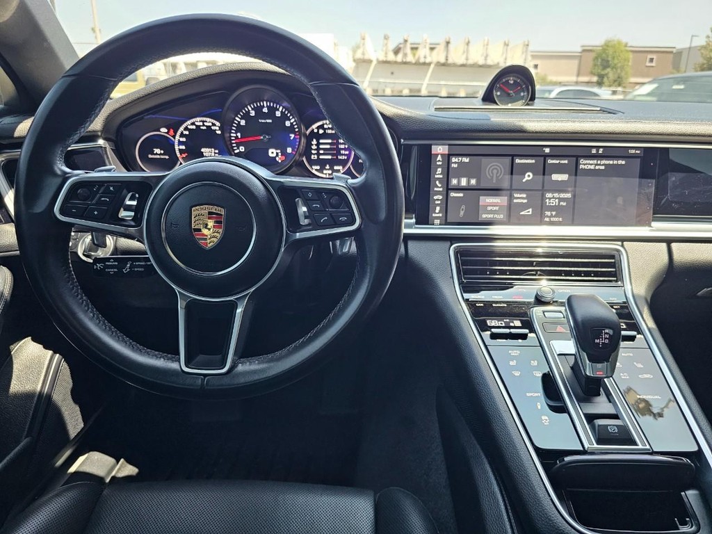 Porsche Panamera Vehicle Full-screen Gallery Image 39