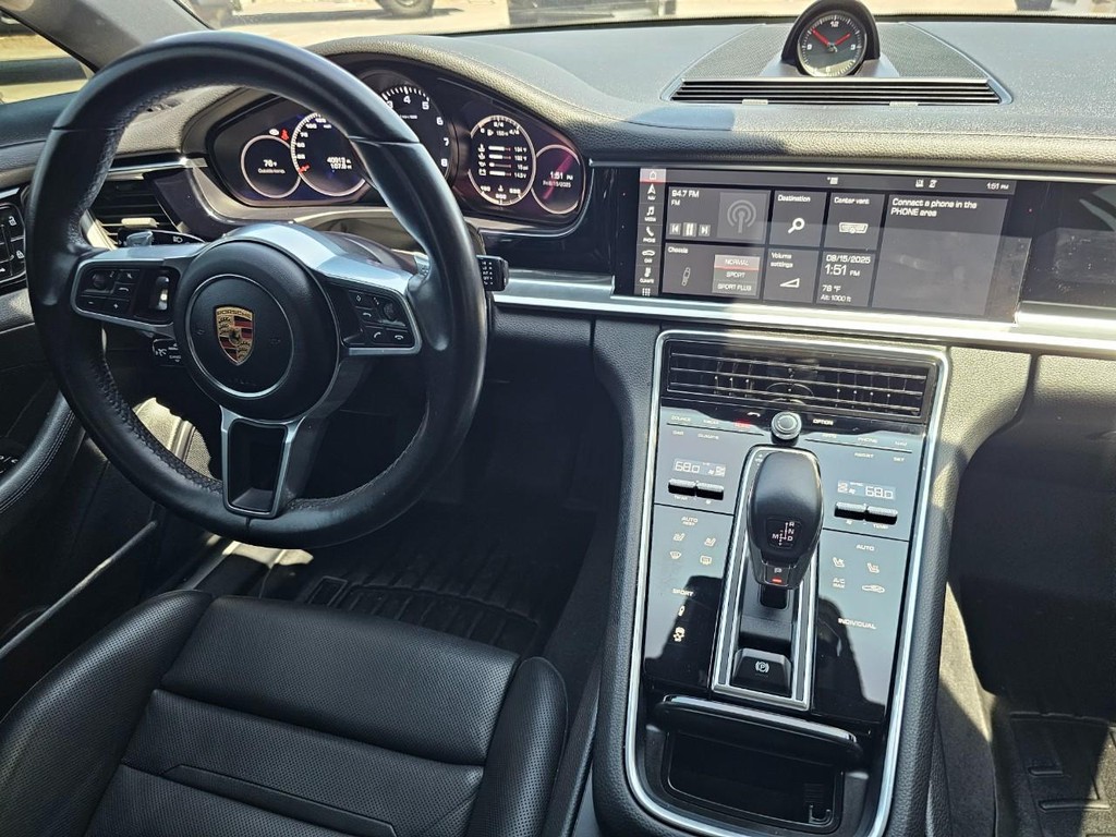 Porsche Panamera Vehicle Full-screen Gallery Image 41