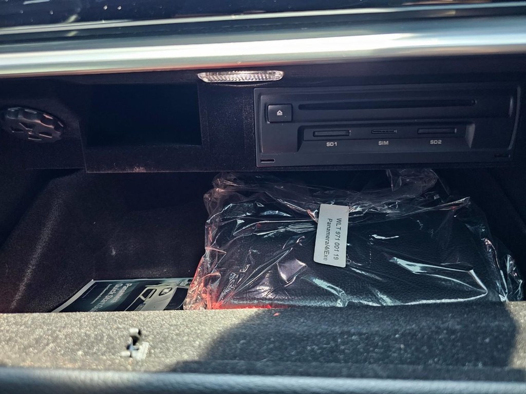 Porsche Panamera Vehicle Full-screen Gallery Image 43