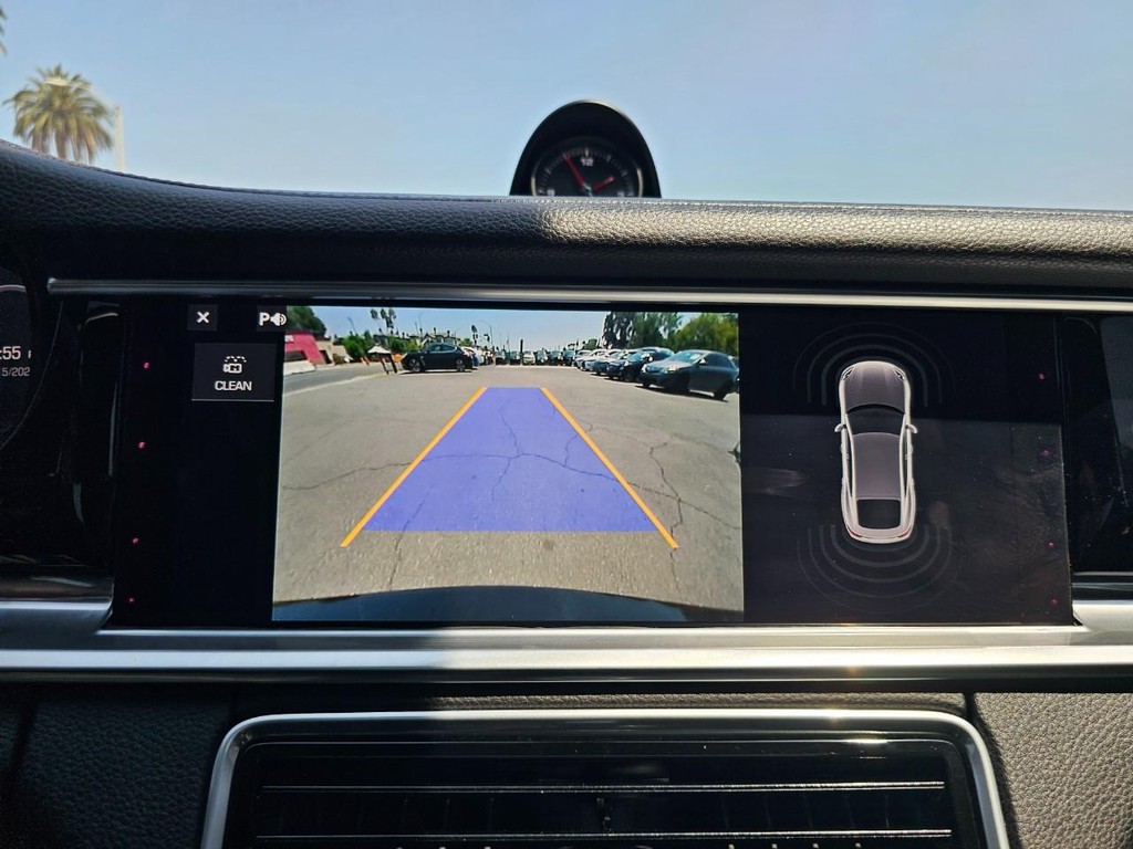 Porsche Panamera Vehicle Full-screen Gallery Image 46