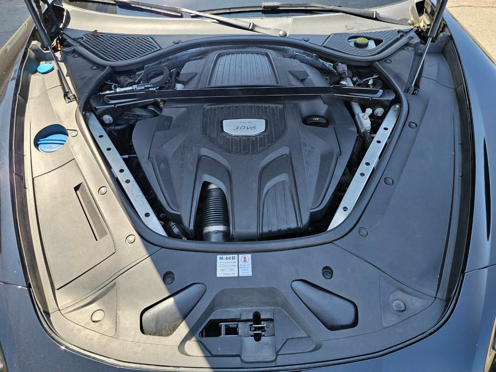 Porsche Panamera Vehicle Full-screen Gallery Image 48