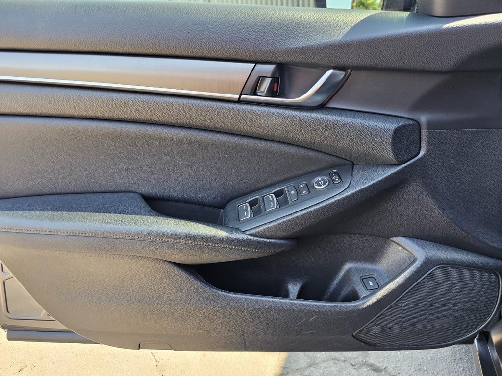 Honda Accord Hybrid Vehicle Full-screen Gallery Image 18