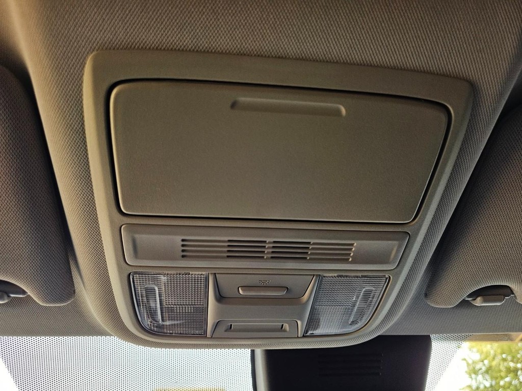Honda Accord Hybrid Vehicle Full-screen Gallery Image 33