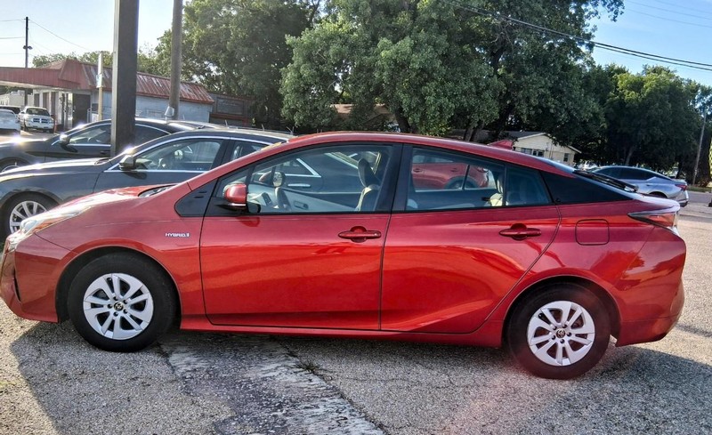 Toyota Prius Vehicle Image 02